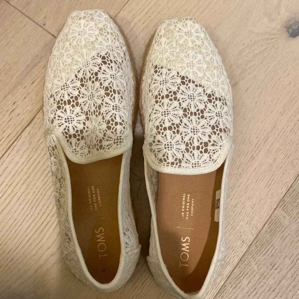 Toms - Picture 1 of 5